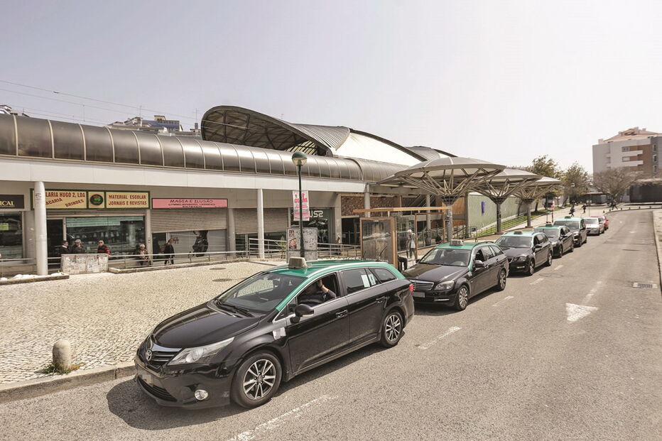 Taxista foi atacado junto à estação de comboios de Rio de Mouro, em Sintra. Vítima levou vários socos    