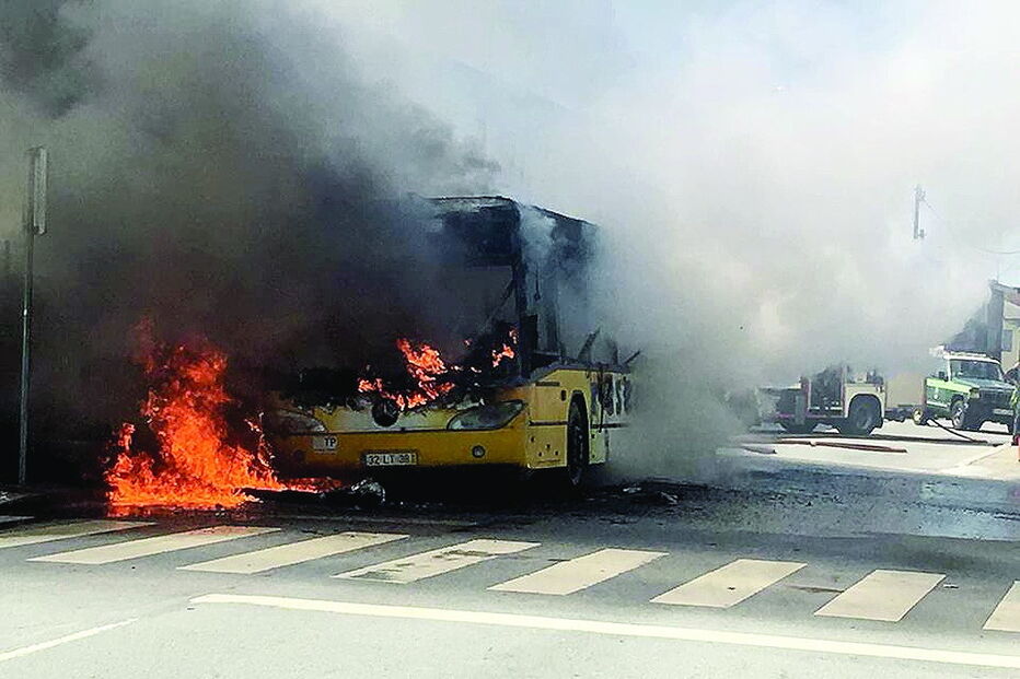 Autocarro da Resende, com cerca de 20 anos, ficou totalmente destruído pelas chamas em Perafita, Matosinhos