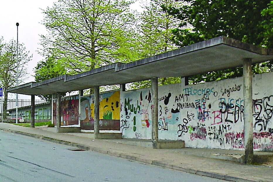 Paragem de autocarros onde o jovem, de 18 anos, foi esfaqueado nas costas  