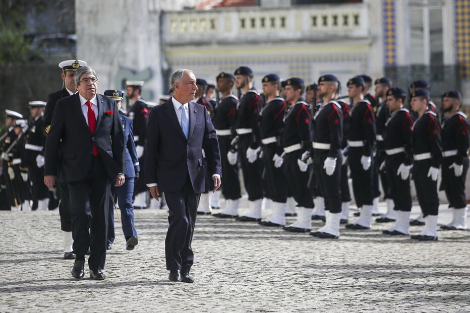 Sessão solene começa após entrada de Marcelo de cravo na mão 
