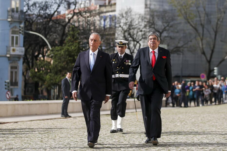 Sessão solene começa após entrada de Marcelo de cravo na mão 
