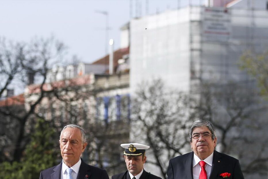 Sessão solene começa após entrada de Marcelo de cravo na mão 