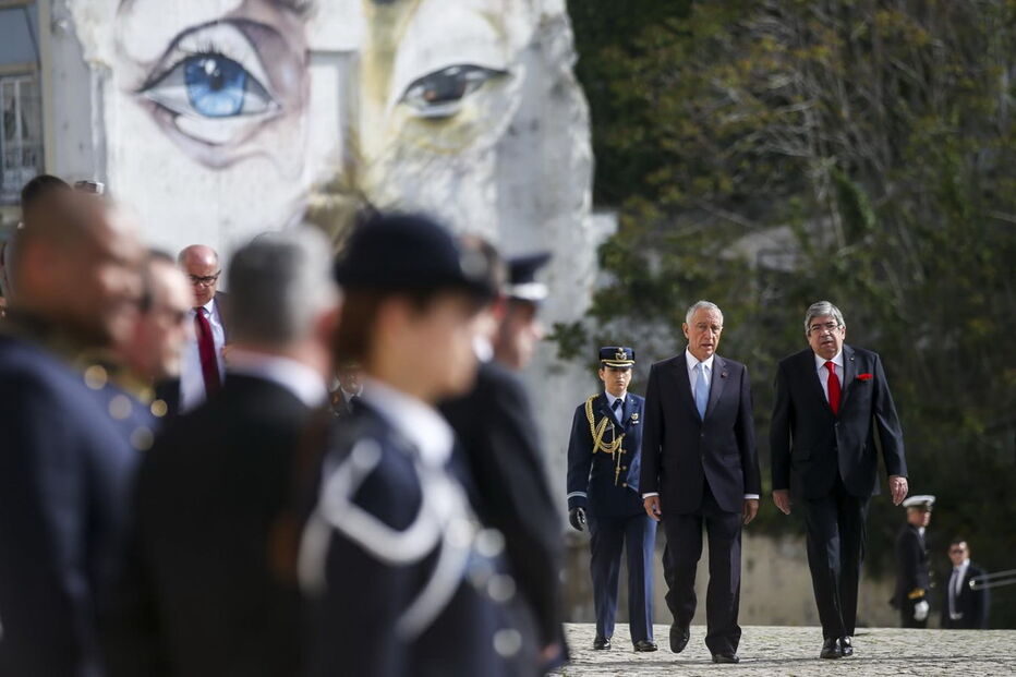 Sessão solene começa após entrada de Marcelo de cravo na mão 