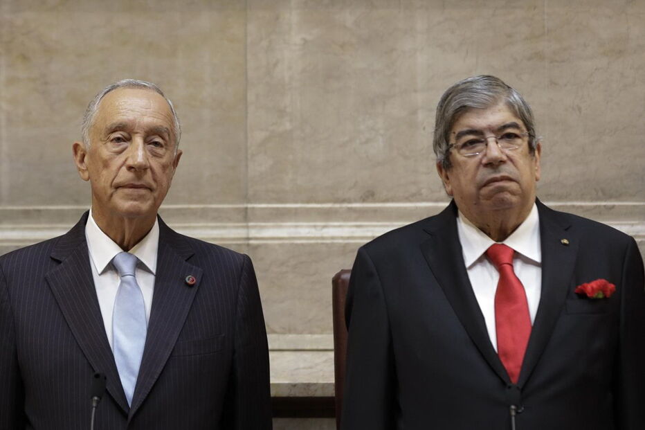  Sessão solene começa após entrada de Marcelo de cravo na mão