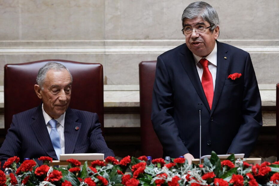  Sessão solene começa após entrada de Marcelo de cravo na mão