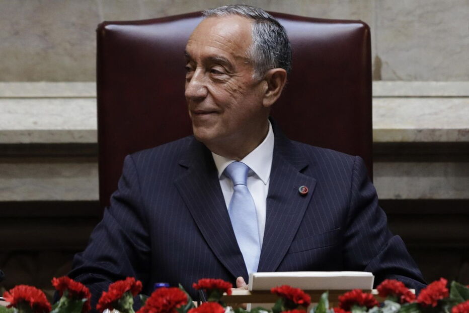  Sessão solene começa após entrada de Marcelo de cravo na mão