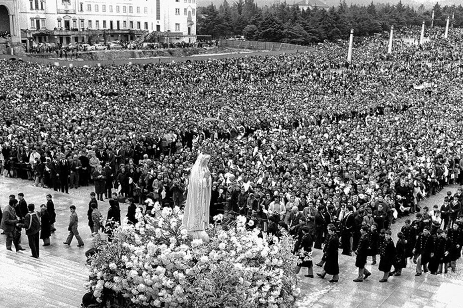 Manifestações de fé no altar do mundo. O Santuário de Fátima sofreu diversas alterações ao longo de décadas, mas a fé dos que anualmente se deslocam à Cova da Iria mantém-se inabalável
