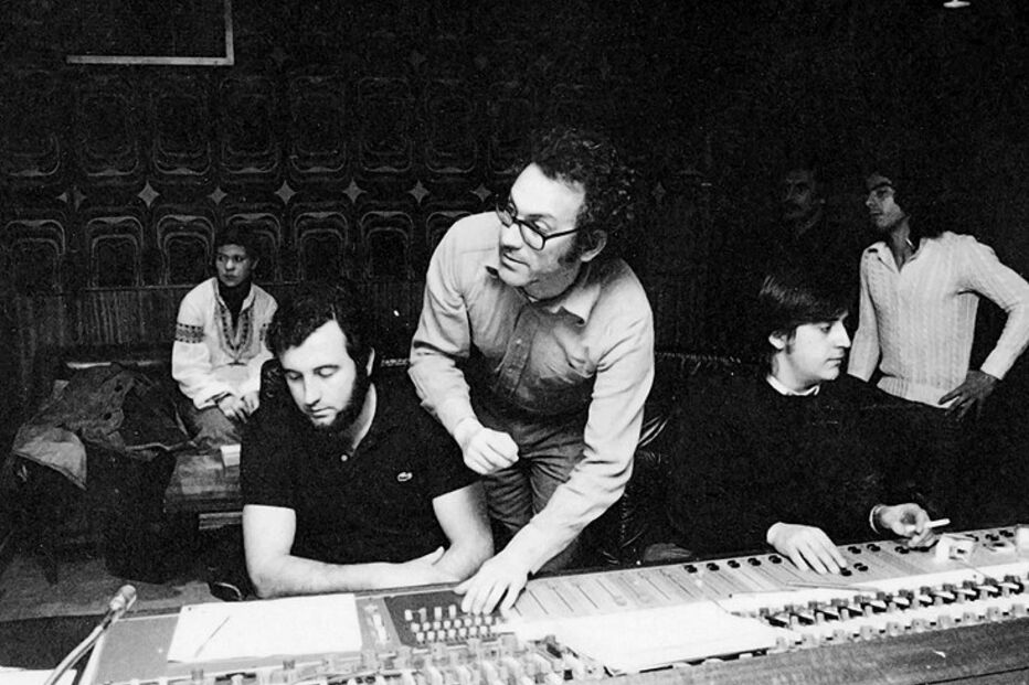 “Grândola, Vila Morena terra da fraternidade”. Zeca Afonso é um dos símbolos da revolução. As canções do homem que deu voz a ‘Grândola, Vila Morena’ continuam a ser trauteadas por novos e velhos