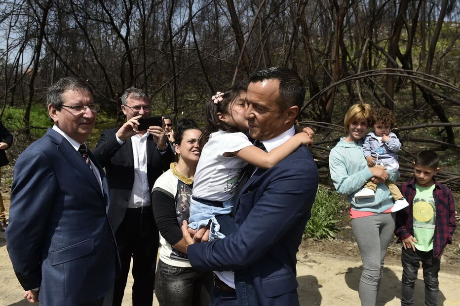  Jorge Mendes segura ao colo uma das filhas do casal Raquel e Daniel  