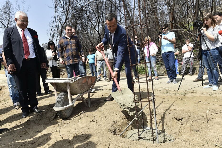 Obras começaram, de forma simbólica, com o preenchimento de um alicerce com cimento 