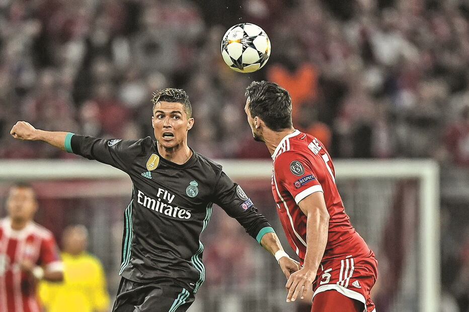 Cristiano Ronaldo e Mats Hummels em despique durante o jogo de ontem em Munique