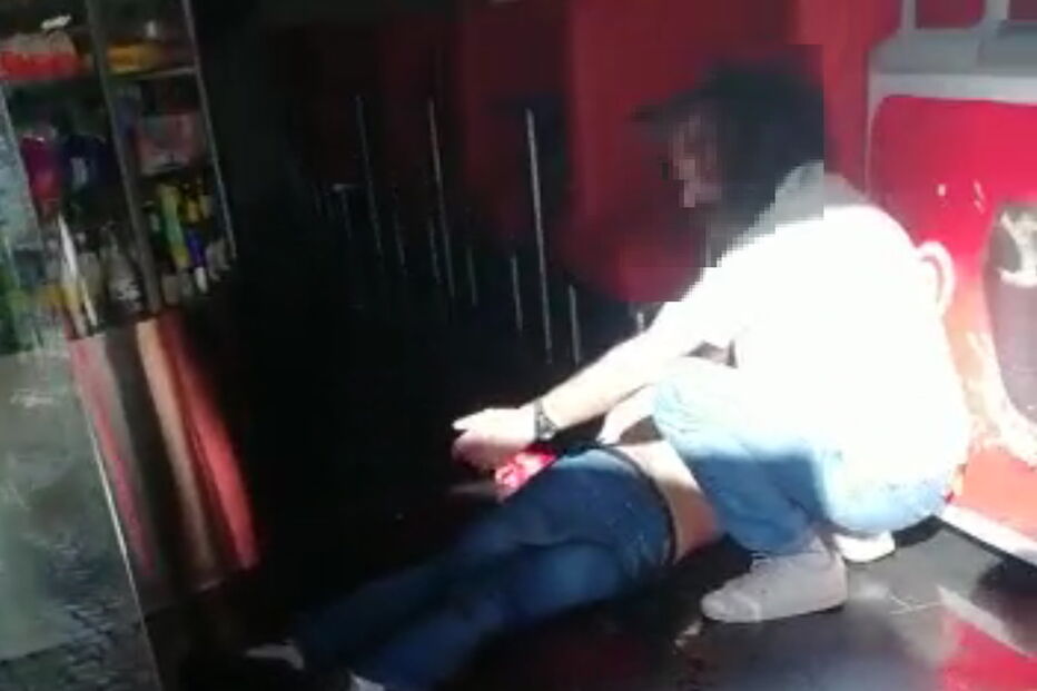 Homem golpeado com garrafa no pescoço 