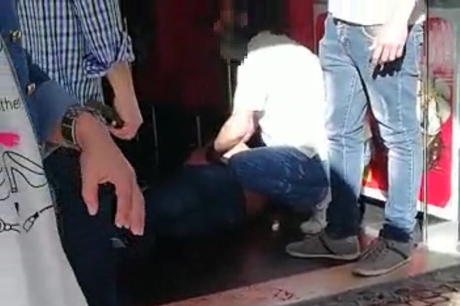 Homem golpeado com garrafa no pescoço 