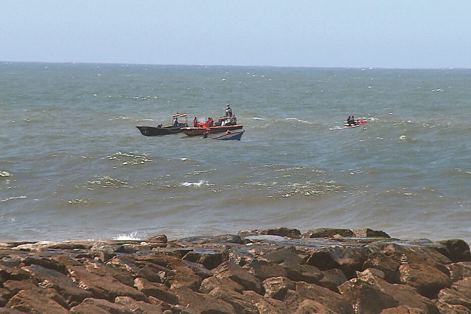 Polícia Marítima reboca embarcação que se virou em Ovar