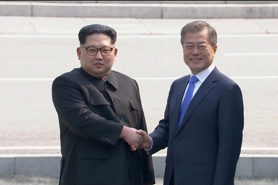 Kim Jong-un, presidente da Coreia do Norte e Moon Jae-in, da Coreia do Sul, deram aperto de mão histórico