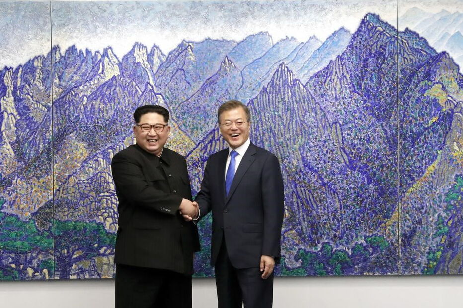 Kim Jong-un, presidente da Coreia do Norte e Moon Jae-in, da Coreia do Sul, saudaram-se emotivamente