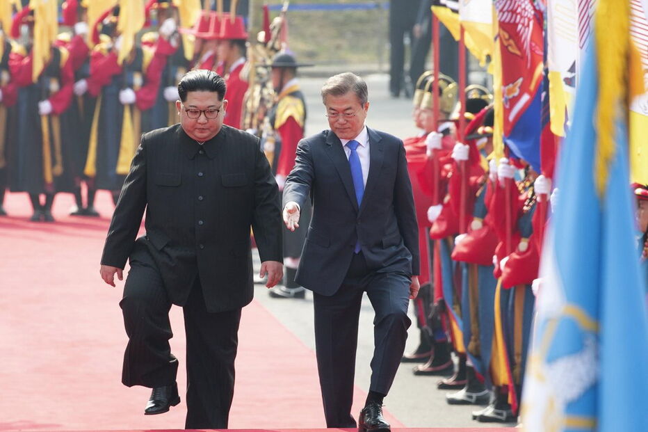 Kim Jong-un, presidente da Coreia do Norte e Moon Jae-in, da Coreia do Sul, saudaram-se emotivamente