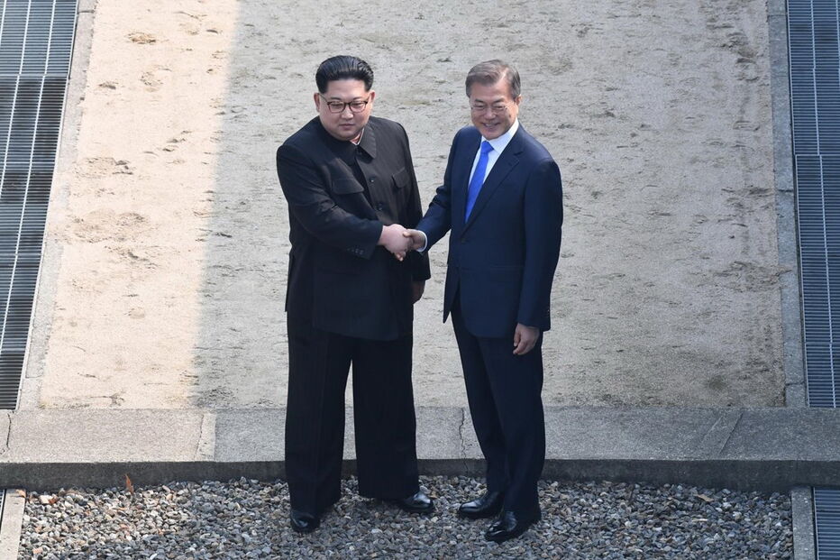Kim Jong-un, presidente da Coreia do Norte e Moon Jae-in, da Coreia do Sul, saudaram-se emotivamente