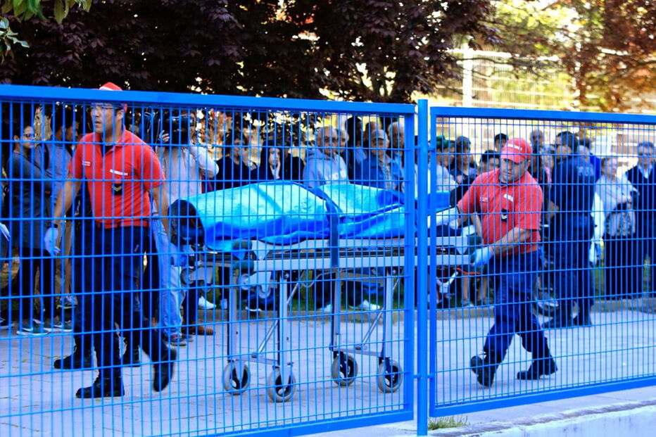 Corpos de pai e mãe mortos pelo filho são retirados de casa no Barreiro