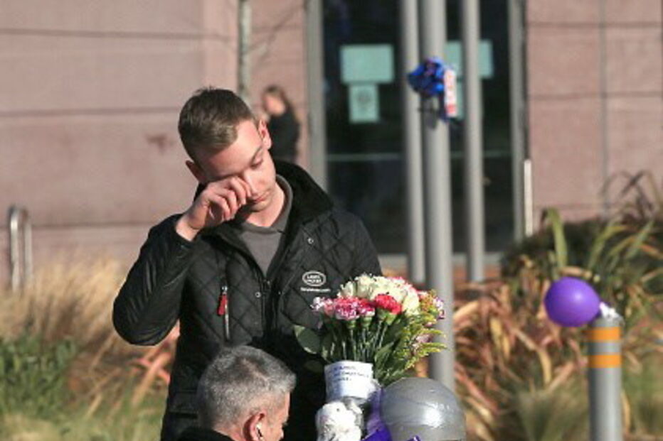 Britânicos homenageiam Alfie Evans à porta do hospital