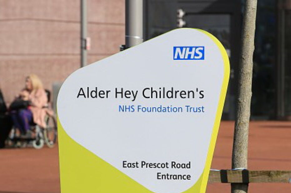 Britânicos homenageiam Alfie Evans à porta do hospital