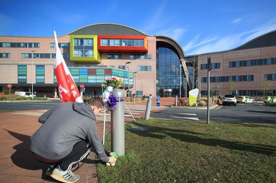 Britânicos homenageiam Alfie Evans à porta do hospital