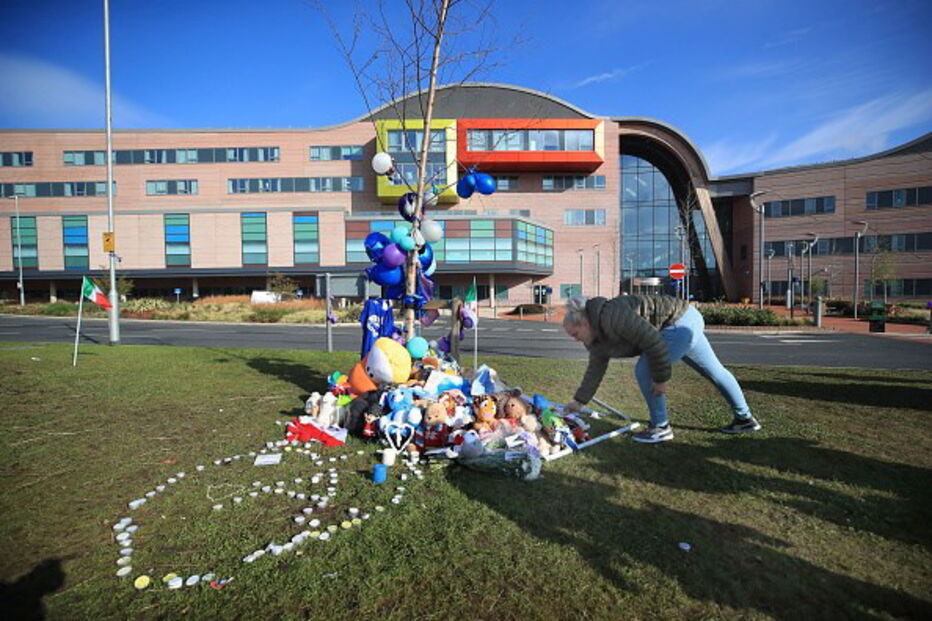 Britânicos homenageiam Alfie Evans à porta do hospital