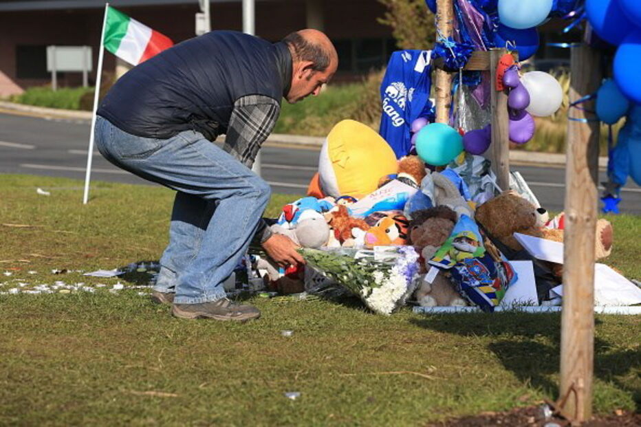 Britânicos homenageiam Alfie Evans à porta do hospital