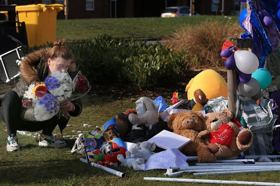 Britânicos homenageiam Alfie Evans à porta do hospital	