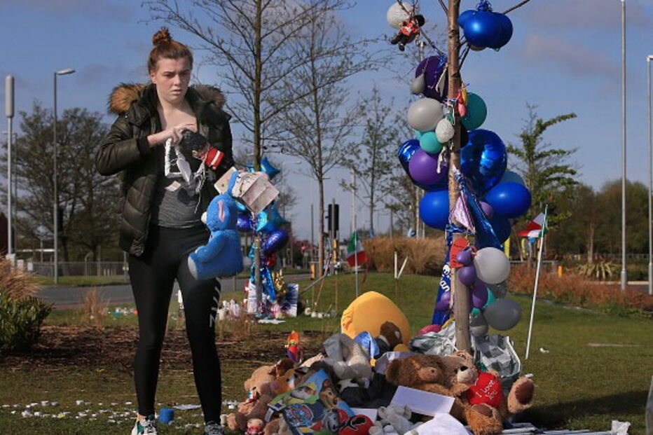 Britânicos homenageiam Alfie Evans à porta do hospital	