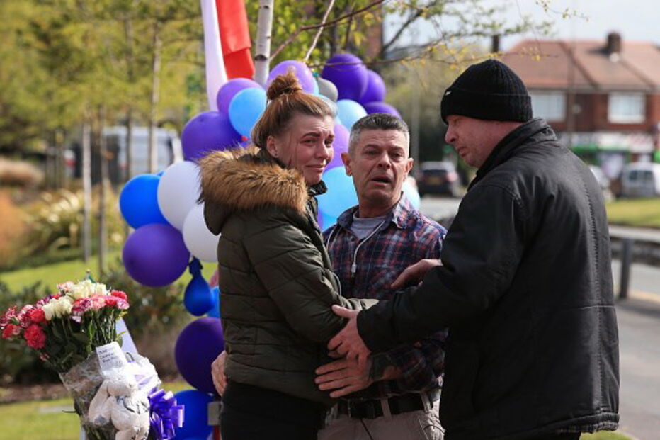 Britânicos homenageiam Alfie Evans à porta do hospital	
