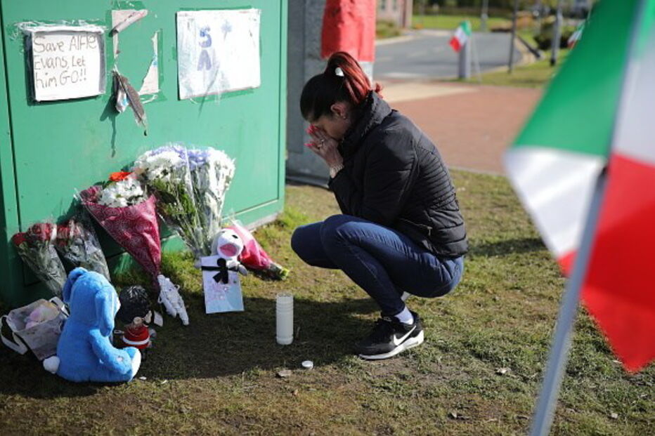 Britânicos homenageiam Alfie Evans à porta do hospital	