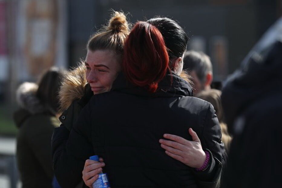 Britânicos homenageiam Alfie Evans à porta do hospital	