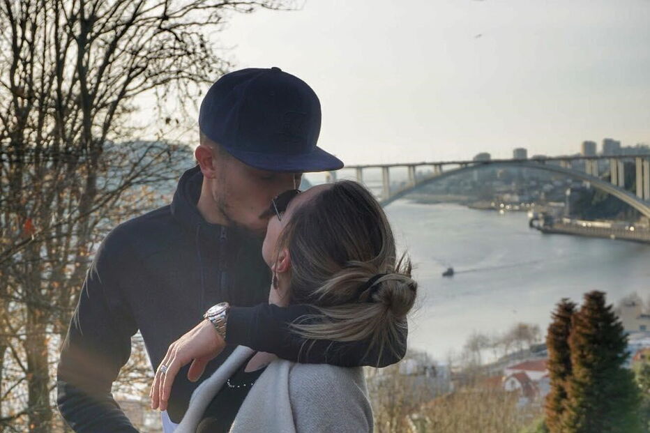 Alex Telles com a namorada, Priscilla Minuzzo