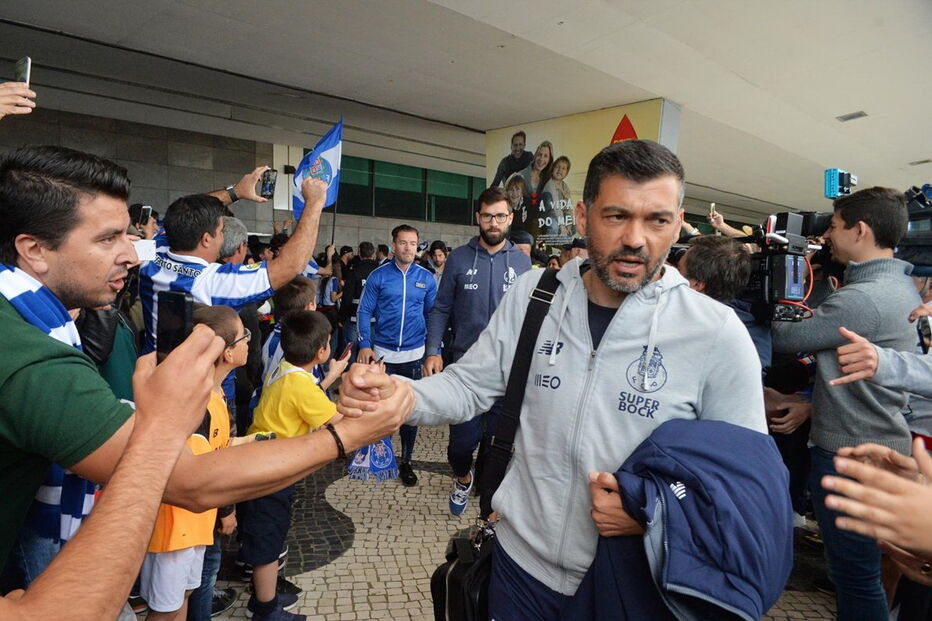 Sérgio Conceição saudado por adeptos do FC Porto na Madeira