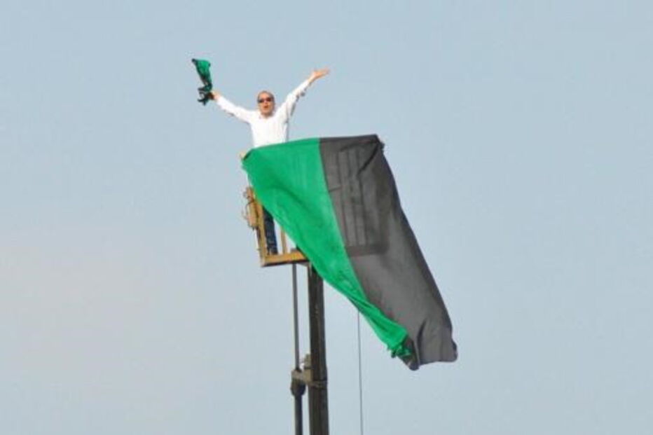 Homem aluga grua para ver o clube jogar