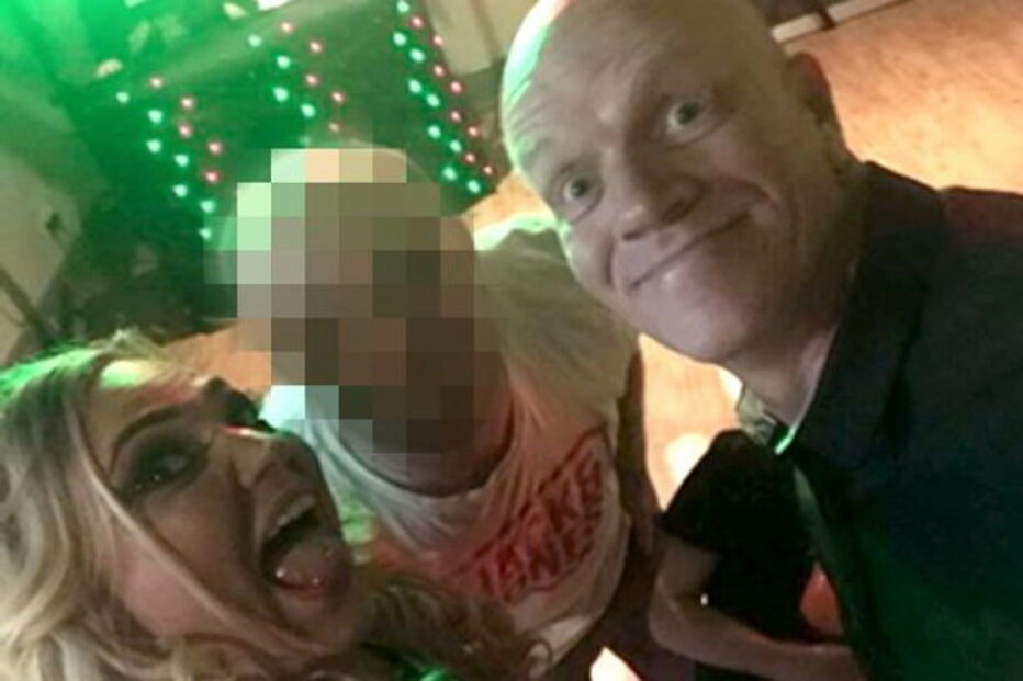 Troca namorado pelo pai deste 22 anos mais velho