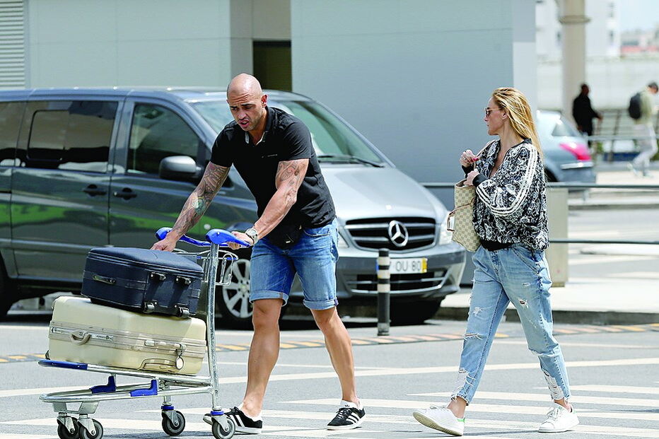 CM surpreendeu Filipa de Castro a chegar ao aeroporto com o novo amigo especial  