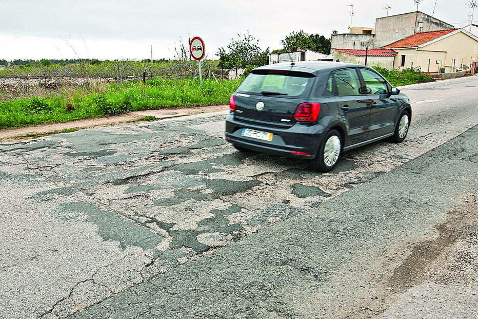 Piso da EN125 está muito degradado numa extensão de 38 quilómetros entre Olhão e Vila Real de Santo António  