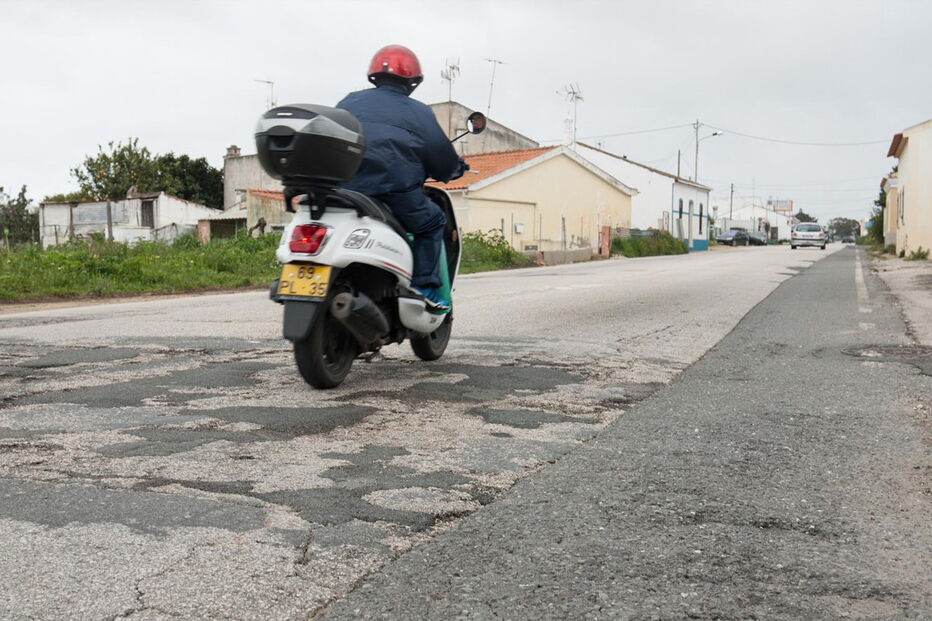Piso da EN125 está muito degradado numa extensão de 38 quilómetros entre Olhão e Vila Real de Santo António  