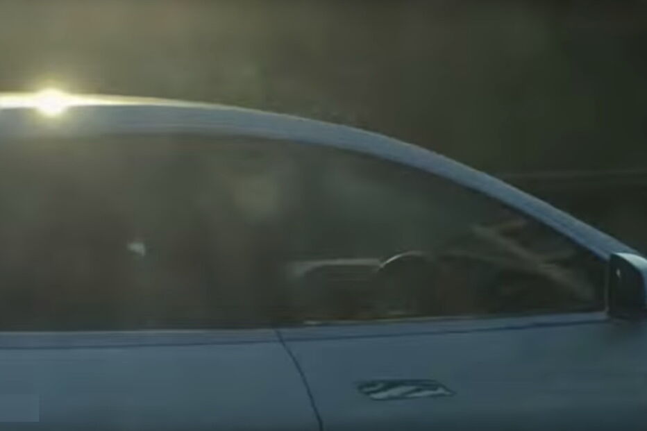 Homem circula em Tesla com piloto automático sentado no lugar do pendura