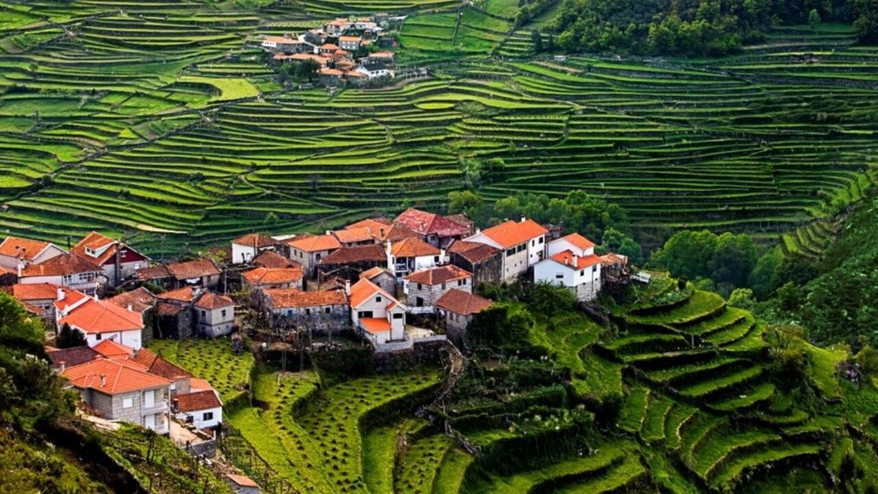 Aldeia Remota Do Minho A Braços Com Enchente De Turistas - 