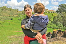 Luísa Santos e o filho Tiago Guerreiro, de apenas três anos   