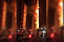 Prédio em chamas desaba em São Paulo