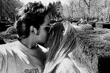 Jovem partilhou fotografia com o namorado, com quem mantém relação há um ano   