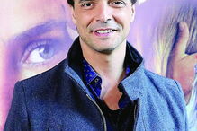 Ator angolano, de 38 anos, confirmou paixão nas redes sociais    