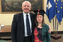 Jovem com síndrome de Down acaba licenciatura com nota máxima