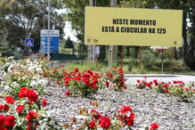 Cartazes de grandes dimensões alertam para insegurança na EN125