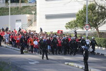 Adeptos do Benfica a caminho de Alvalade 