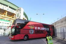 Autocarro com a equipa do Benfica chega ao palco do dérbi
